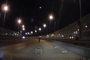 По проезжей части путепровода в Пензе прогулялся странный мужчина. Видео