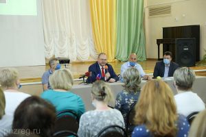 Мельниченко сообщил, что родителям разрешат присутствие на школьных выпускных