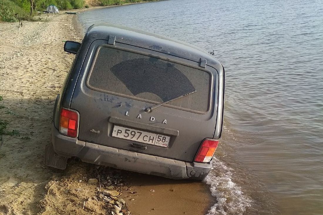 На водохранилище в Пензенской области застряла рыбацкая «Нива». Фото