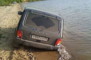 На водохранилище в Пензенской области застряла рыбацкая «Нива». Фото