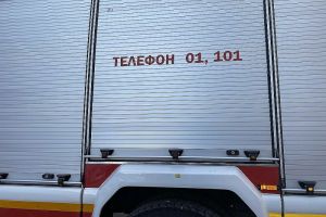 Пострадавшего из-за пожара в Пензенской области эвакуировали на носилках. Видео