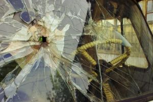 В Пензе несовершеннолетние с особой жестокостью расправились со стареньким авто. Видео