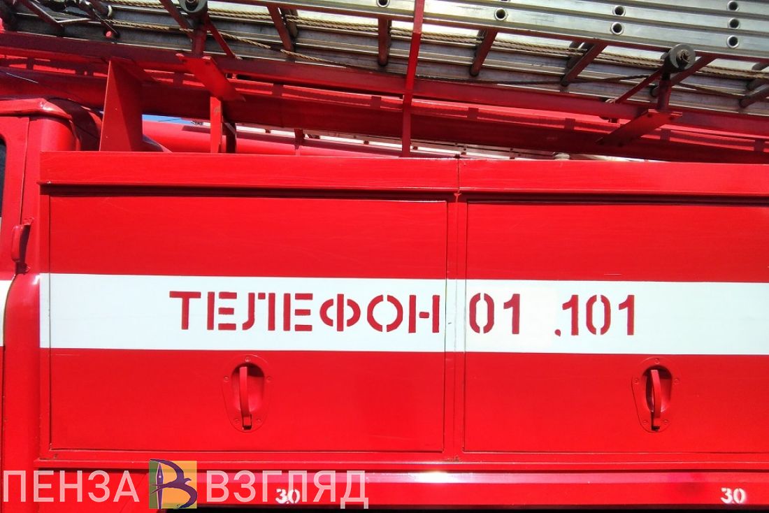 Появилось видео загоревшейся машины на улице Кижеватова в Пензе