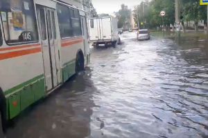 В Пензе после сильного дождя вновь образовались «водопады» и «озера»