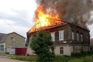 В Кузнецке из полыхающего деревянного дома вынесли бабушку-инвалида