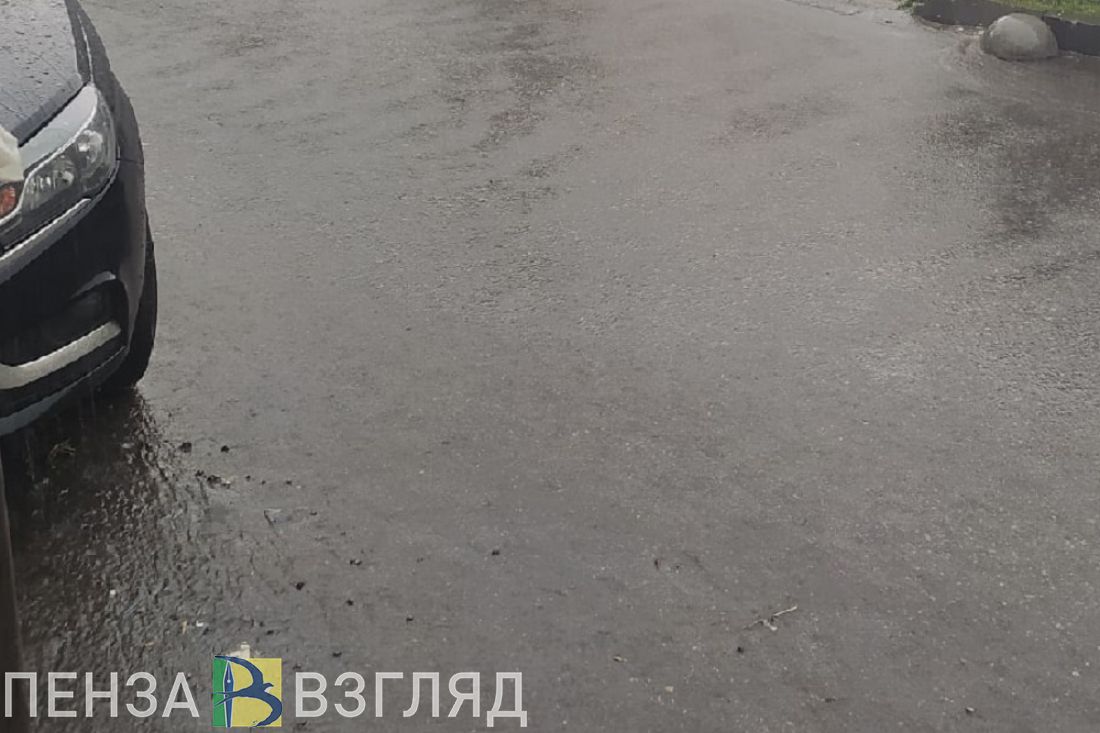 Пензенцы сообщили о провалившейся на проезжей части в центре города машине