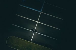 В Пензе неадекватный полуголый человек перекатывался по парковке