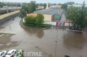 Машина посреди  «озера». Пензенцы сняли последствия дождей на видео