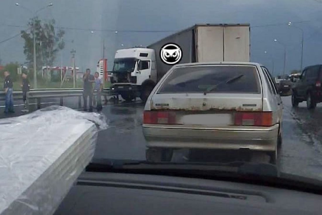 На трассе М-5 в Пензе врезавшаяся в отбойник фура затруднила движение