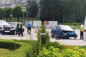 В Заречном «носами» столкнулись две иномарки