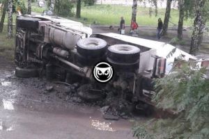 В Пензе во дворе дома опрокинулась бетономешалка