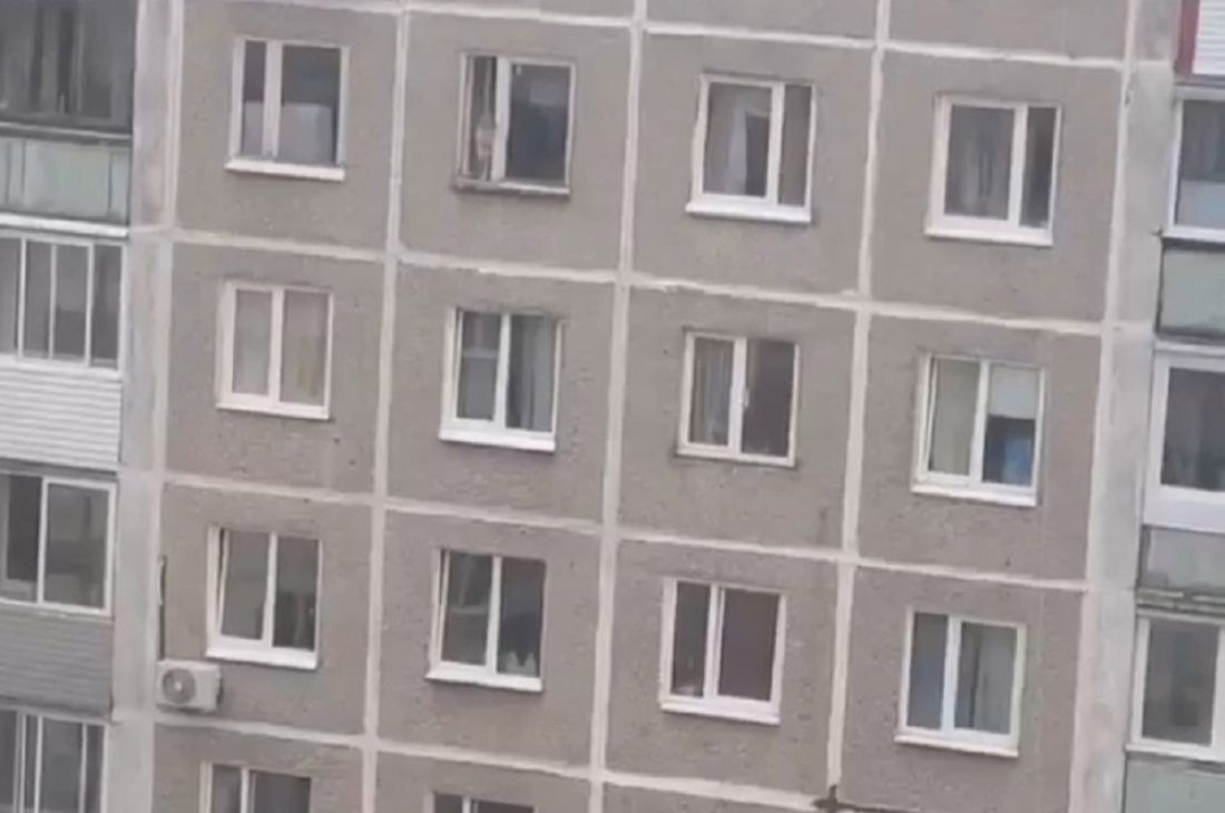 Прохожие помогли спасти малыша, стоявшего у открытого окна на 8 этаже