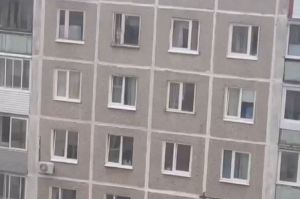 Прохожие помогли спасти малыша, стоявшего у открытого окна на 8 этаже