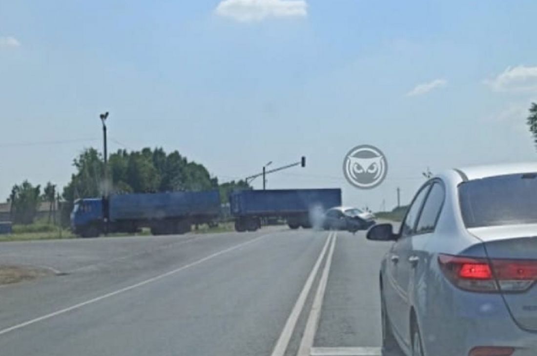 Под Пензой легковой автомобиль «протаранил» фуру