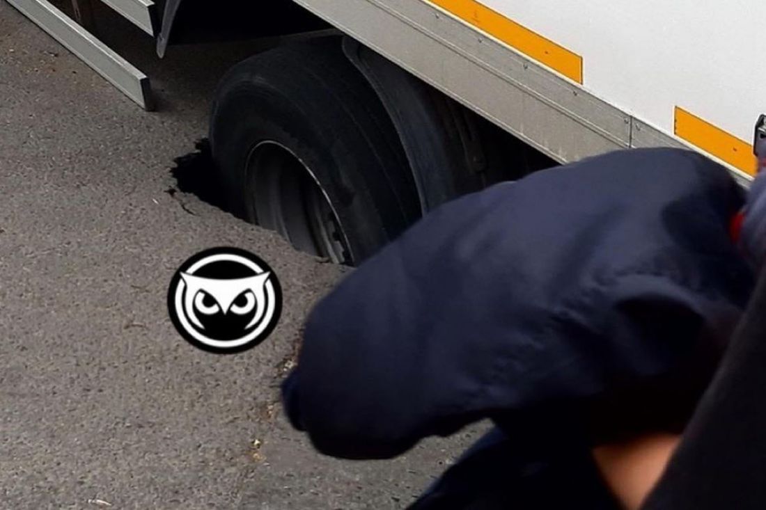 Около магазина «Стрела» в Пензе под автомобилем провалился асфальт