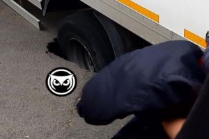 Около магазина «Стрела» в Пензе под автомобилем провалился асфальт