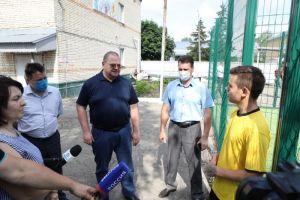 Мельниченко распорядился приобрести автобус для единственного детдома региона