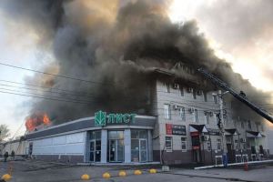 В соцсети публикуют фото и видео горящего ТЦ «Триумф» на улице Суворова в Пензе