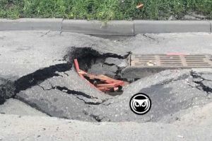 Соцсети: в центре Пензы провалился асфальт