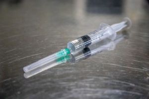 Мельниченко отреагировал на сообщение об отсутствии вакцины в Каменке