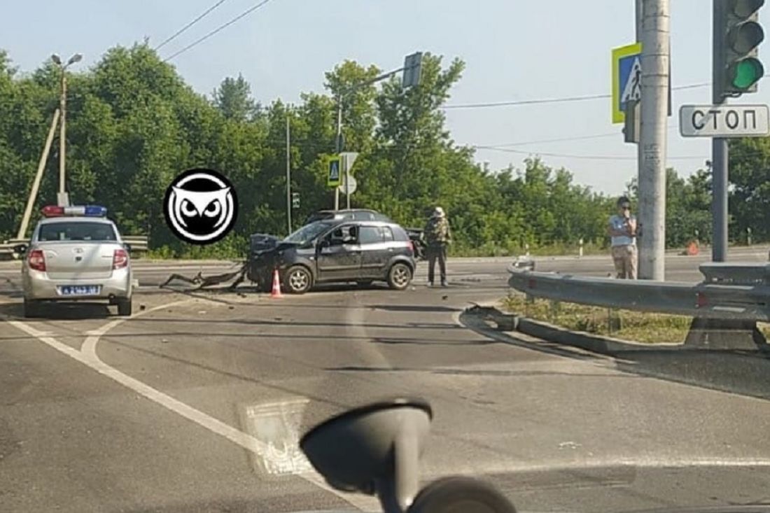 На выезде из Пензы в ДТП раскурочило иномарку