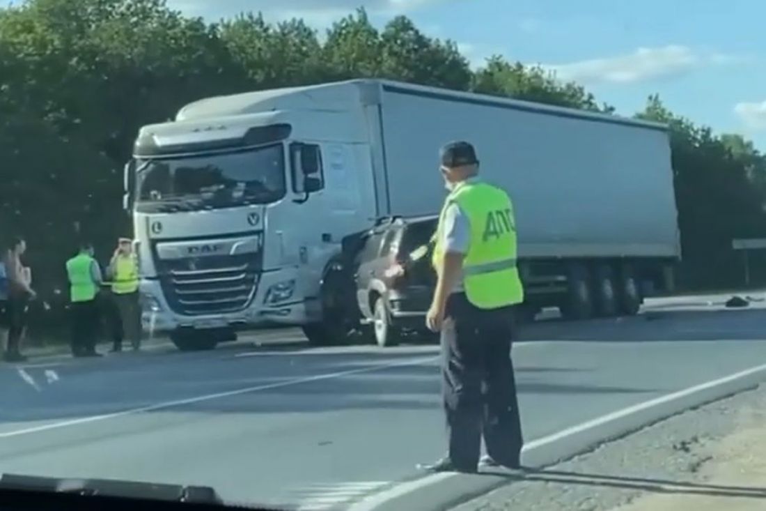 Под Пензой в серьезную аварию попали «Нива» и «DAF»