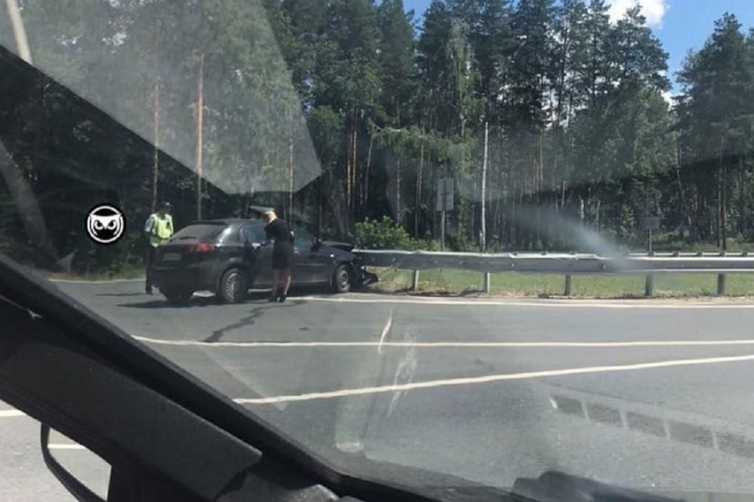 Под Пензой легковушка влетела в отбойник