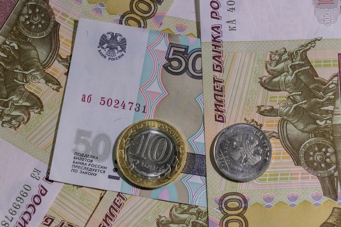 Олег Мельниченко поручил сохранить средние зарплаты работников бюджетной сферы