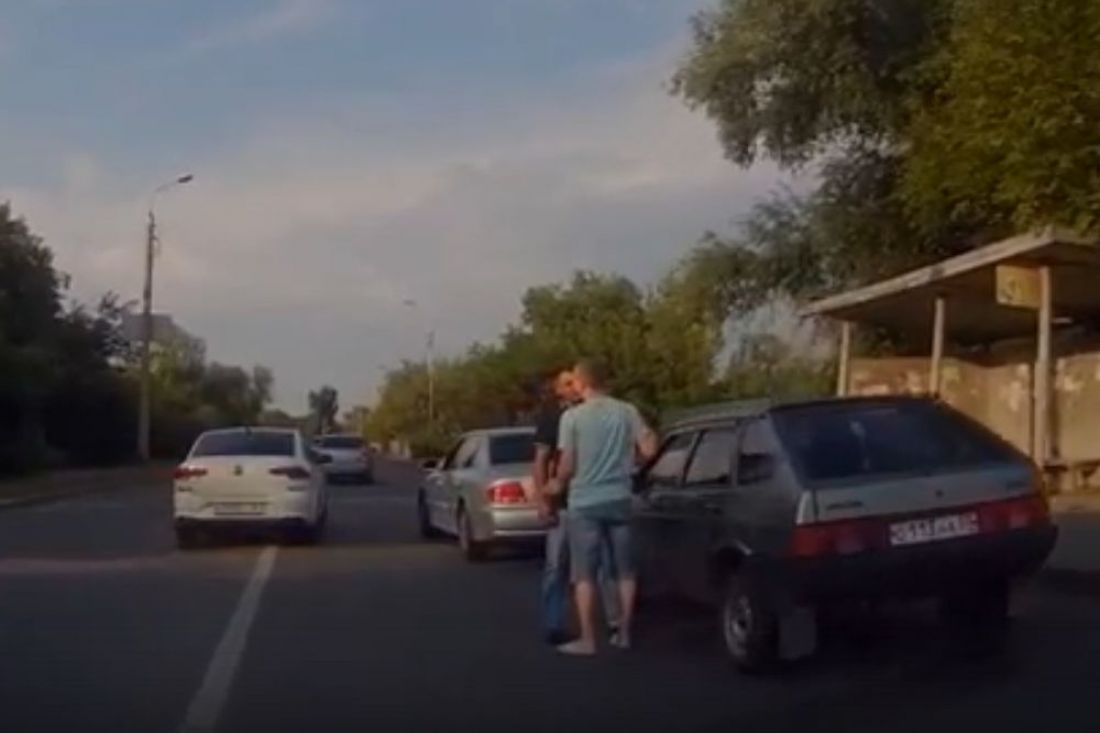 В Пензе попала на видео кулачная разборка водителей