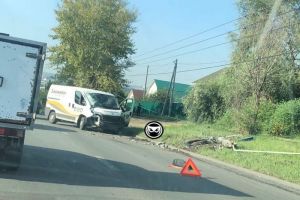На улице Аустрина в Пензе минивэн разбился о столб