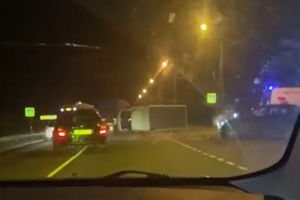 В Пензенской области к перевернувшемуся грузовику прибыла машина «скорой помощи»