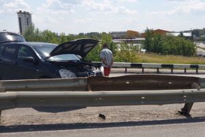 В Пензе в результате ДТП иномарку развернуло поперек дороги