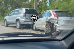 В Пензе в результате жесткой аварии у иномарки отлетело колесо