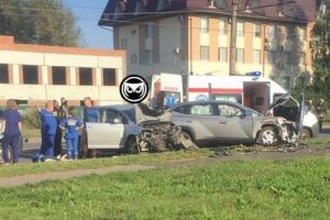 Врачи «скорой» прибыли к месту жесткой тройной аварии в Пензе