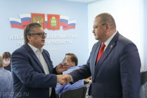 Александр Синюков вручил Олегу Мельниченко удостоверение кандидата в губернаторы