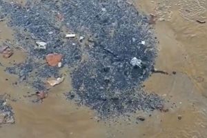На улице Воронова в Пензе уже месяц из-под земли бьет вода