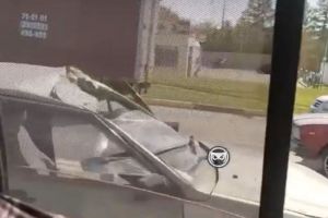 На улицу Аустрина в Пензе к месту аварии прибыла «скорая помощь»