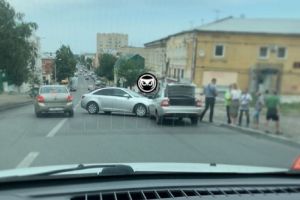 Столкнувшиеся в Пензе машины перегородили проезд по улице Володарского