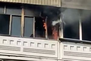 Очевидцы сняли на видео пылающий балкон в многоквартирном доме Пензы