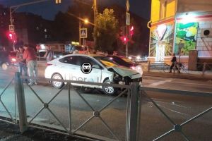 На перекрестке в Пензе вечером разбили два автомобиля