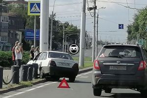 Около монумента Победы в Пензе автомобиль вынесло на тротуар