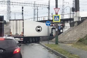 Грузовик переоценил свои силы в «борьбе» с мостом в Пензе