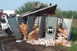 В пензенской Заре перевернулся фургон с хлебом
