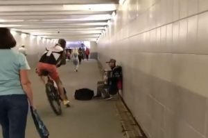 Соцсети: в Пензе сняли на видео подлость велосипедиста в отношении уличного музыканта