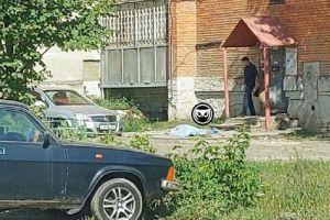 «Выпал из окна». У пензенской многоэтажки лежит труп