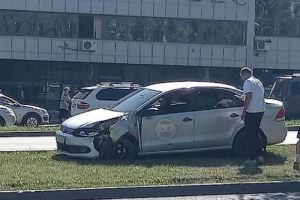 В Пензе легковушка получила вмятины и вылетела на газон