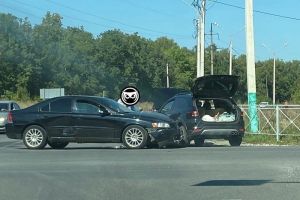 Столкнувшиеся в Пензе иномарки затруднили движение транспорта