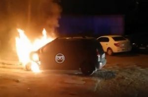 В Пензе вспыхнувшая ночью иномарка попала на видео