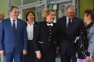 Валентина Матвиенко подарила пензенской школе сертификат на покупку литературы