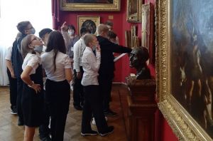В День знаний картинную галерею посетили более 300 учащихся